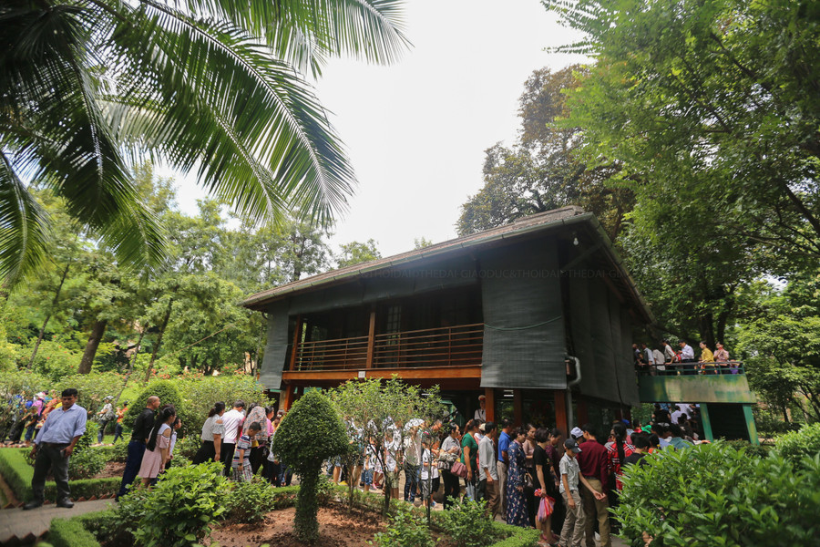 Người dân đến thăm nơi ở và làm việc của Người.