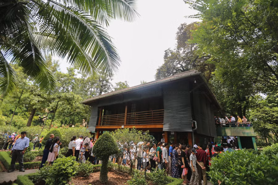 Người dân đến thăm nơi ở và làm việc của Người.