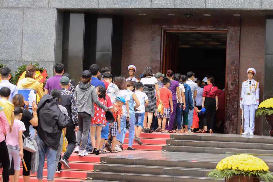 Người dân từ mọi miền của Tổ Quốc vào Lăng viếng Bác, bày tỏ lòng biết ơn sâu nặng đối với vị Lãnh tụ vĩ đại của dân tộc.