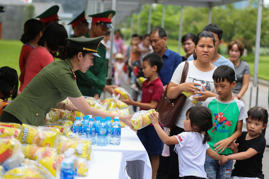 Ban Quản lý Lăng Chủ tịch Hồ Chí Minh đã chuẩn bị nước và đồ ăn tại khu vực vào để hỗ trợ người dân.