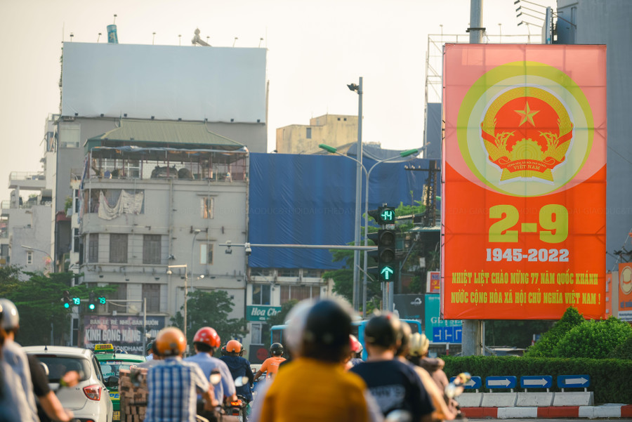 Hà Nội rực rỡ cờ đỏ sao vàng, pano, khẩu hiệu... được trang hoàng trên khắp các tuyến phố.