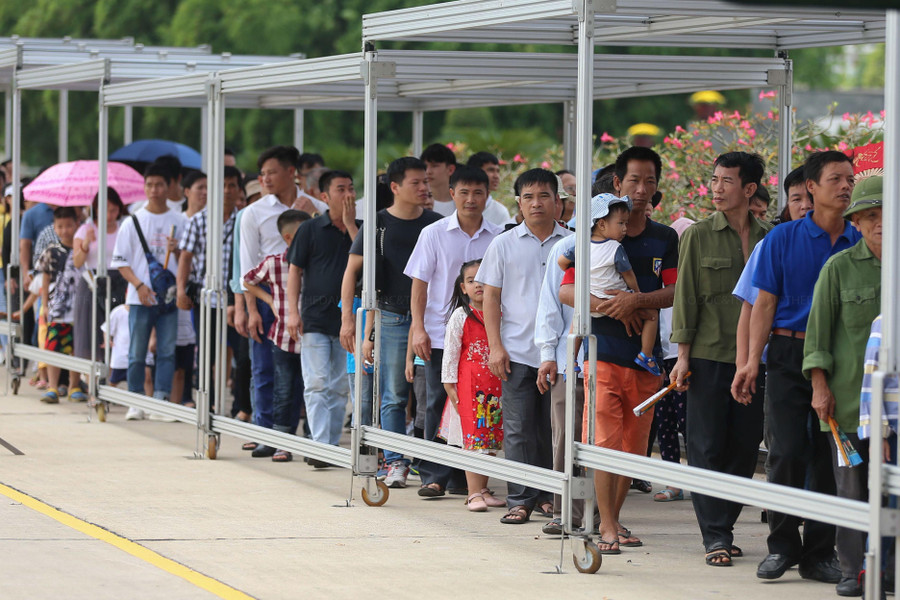 Dòng người kéo dài đi trật tự để vào Lăng viếng Bác.
