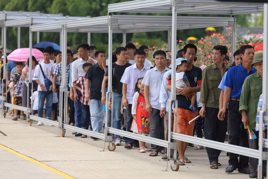 Dòng người kéo dài đi trật tự để vào Lăng viếng Bác.