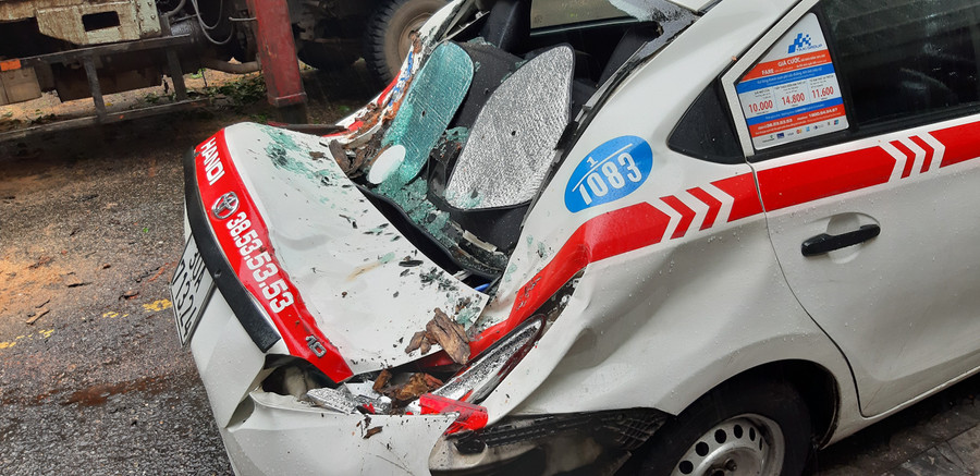 Toàn bộ phần đuôi xe biến dạng hoàn toàn.