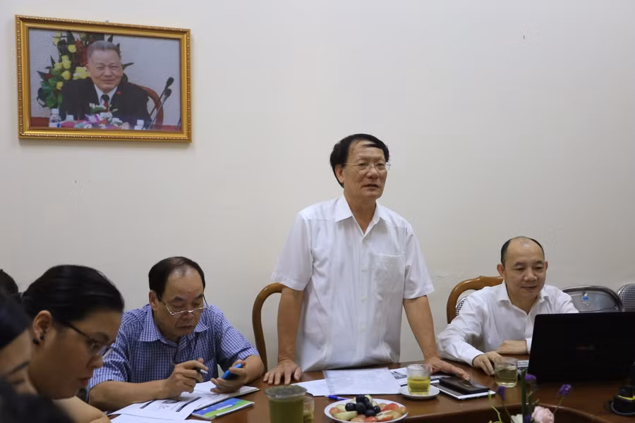 GS.TS. Nguyễn Công Nghiệp – Phó Hiệu trưởng nhà trường, Chủ nhiệm Khoa Tài chính chủ trì buổi sinh hoạt khoa học. Ảnh: Huy Thuyết