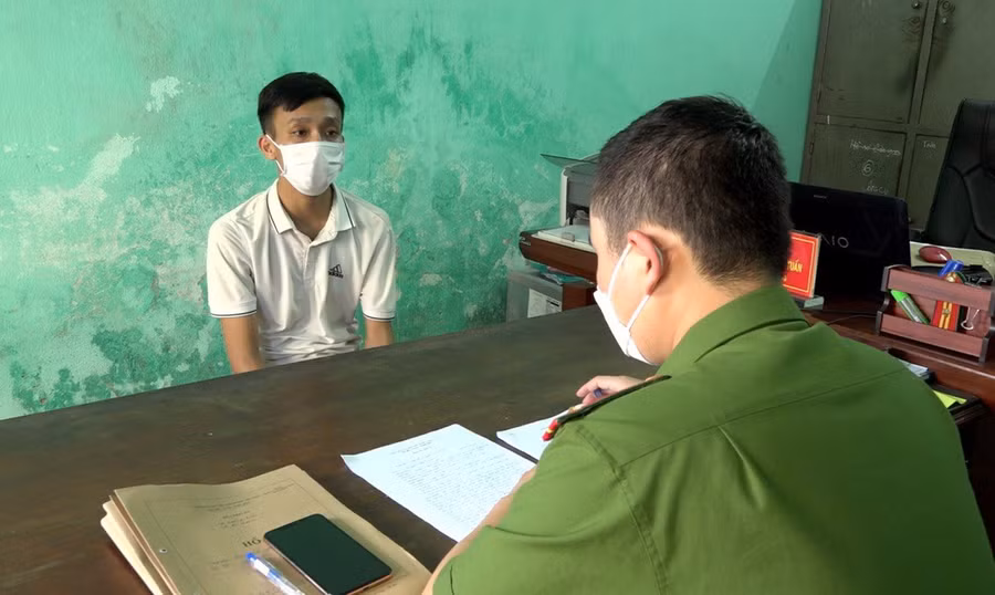 Sau khi có thông tin về thửa đất, đối tượng làm sổ đỏ giả rồi nhận tiền đặt cọc hàng trăm triệu đồng.