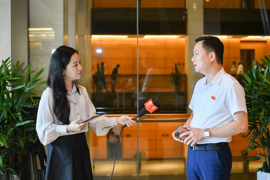 Đại biểu Quốc hội trả lời phỏng vấn bên hành lang Quốc hội