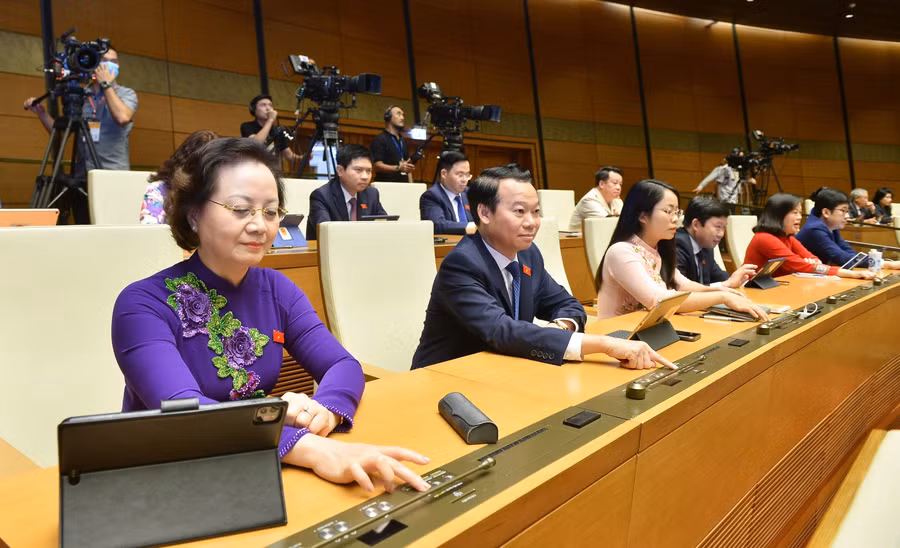 Các đại biểu Quốc hội thuộc Đoàn đại biểu Quốc hội tỉnh Yên Bái bấm nút biểu quyết thông qua dự thảo Nghị quyết Kỳ họp thứ 3, Quốc hội khóa XV