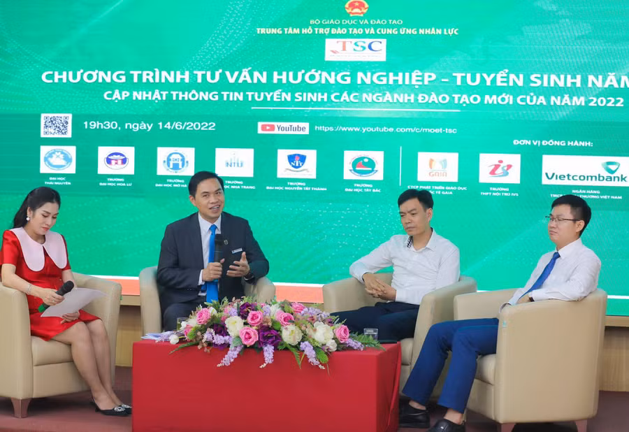 TS Dương Thăng Long (thứ hai từ trái qua phải) chia sẻ tại Chương trình tư vấn hướng nghiệp tuyển sinh năm 2022 do Trung tâm Hỗ trợ Đào tạo cung ứng nhân lực (Bộ GD&amp;ĐT) tổ chức