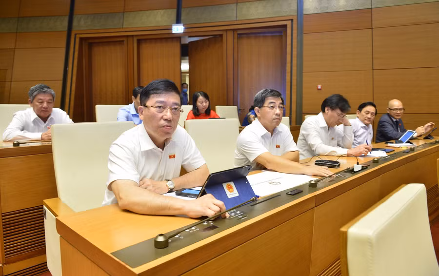 Các đại biểu Quốc hội Đoàn ĐBQH tỉnh Bình Phước biểu quyết bằng hệ thống điện tử