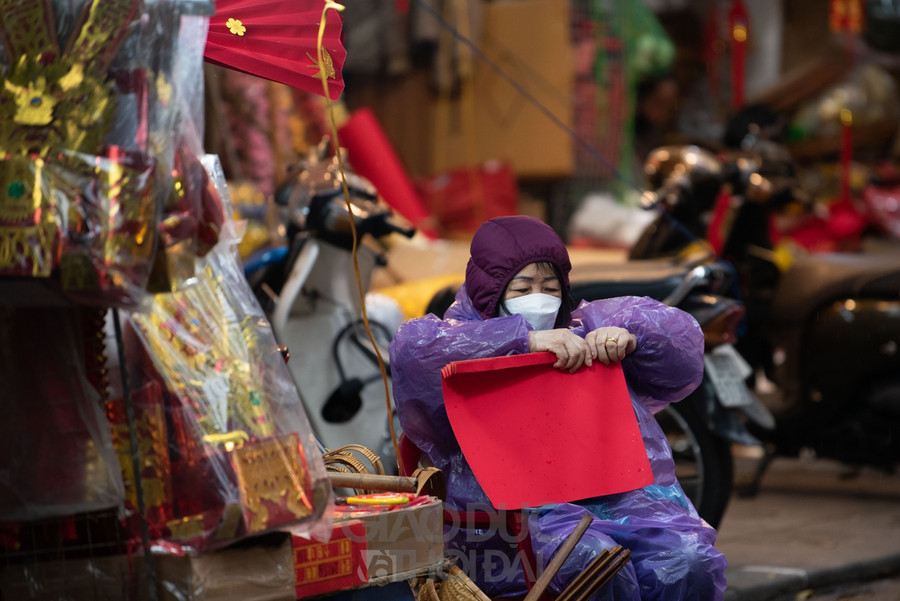 Theo một chủ cửa hàng tại đây: “Lượng khách đến mua hàng năm nay rất vắng, giảm 2-3 lần so với năm ngoái. Ngồi cả ngày mà chỉ được vài ba người đến mua, hàng tết thì nhập nhiều, chưa biết xoay sở thể nào…”.