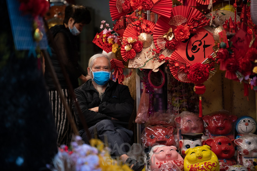 Chợ Tết đìu hiu, tiểu thương ngóng chờ khách mua hàng ảnh 3