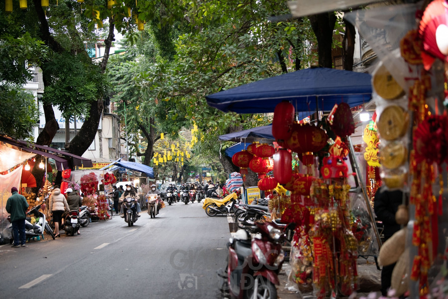 Chợ Tết đìu hiu, tiểu thương ngóng chờ khách mua hàng ảnh 1