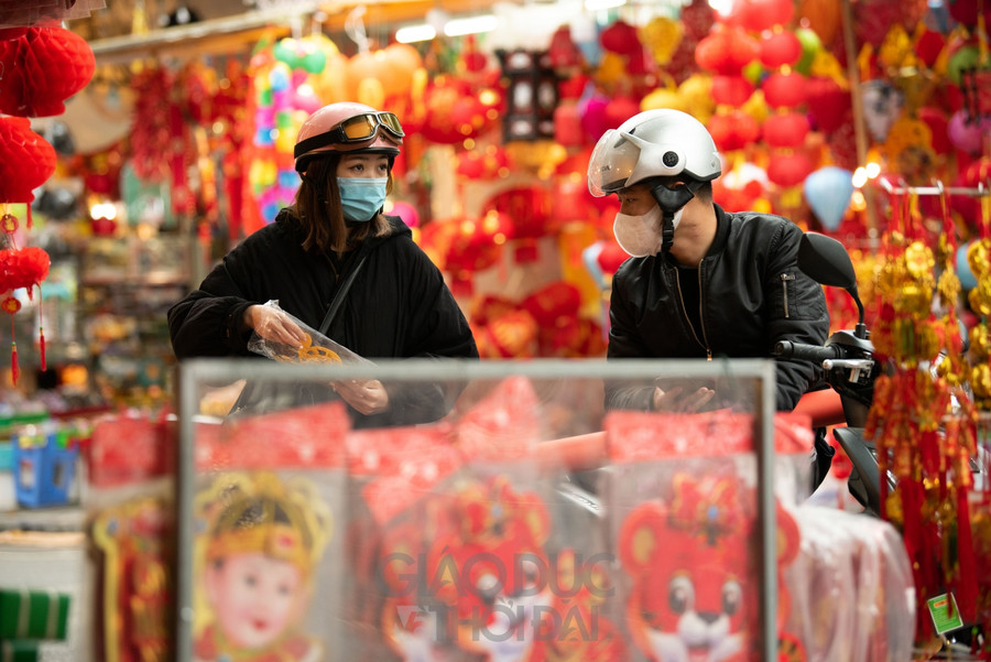 So với mọi năm, mặt hàng năm nay không có nhiều thay đổi, có nhiều vật phẩm trang trí với tông chủ đạo là màu đỏ, biểu tượng cho sự may mắn, đầy đủ và sum vầy…