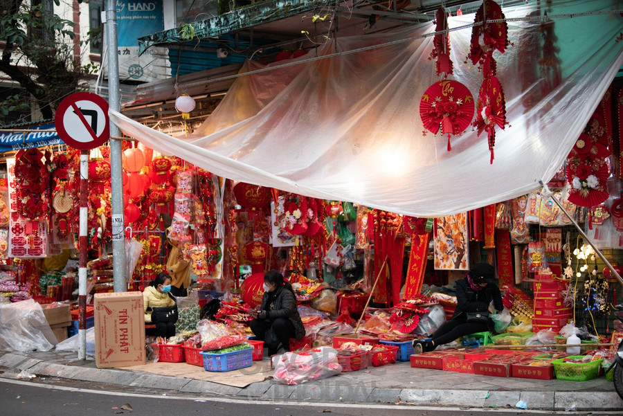 Hàng Mã được mệnh danh là &quot;thủ phủ&quot; của các loại đồ lưu niệm, trang trí mỗi dịp tết đến xuân về. Vào dịp cận tết, nơi đây luôn tấp nập cảnh mua bán, người dân kéo đến vui chơi, chụp ảnh... nhưng năm nay lại có phần đìu hiu, trầm lặng hơn do ảnh hưởng của dịch Covid-19.