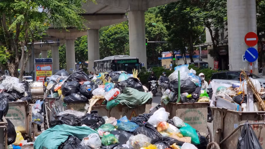 Đại diện Urenco cho biết, nguyên nhân chính dẫn đến việc ùn ứ này là tình hình trên bãi rác Nam Sơn giờ hơi khó khăn. Đường lên bãi đổ giờ rất cao, "các xe lên đổ rác xong khi xuống rất chậm, do đó tất cả các khâu tại nội thành đều bị chậm lại".