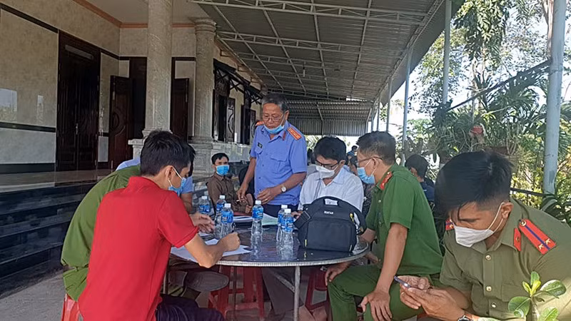 Cơ quan điều tra làm thủ tục trưng cầu giám định pháp y tại nhà nạn nhân. Ảnh: P. Đ.