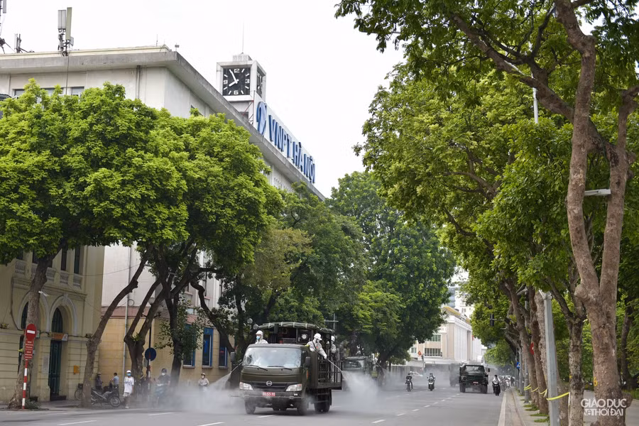 Trong sáng ngày hôm nay, xe đặc chủng của Bộ Tư lệnh Thủ đô đã tiến hành phun khử khuẩn tại nhiều tuyến phố tại Hà Nội.