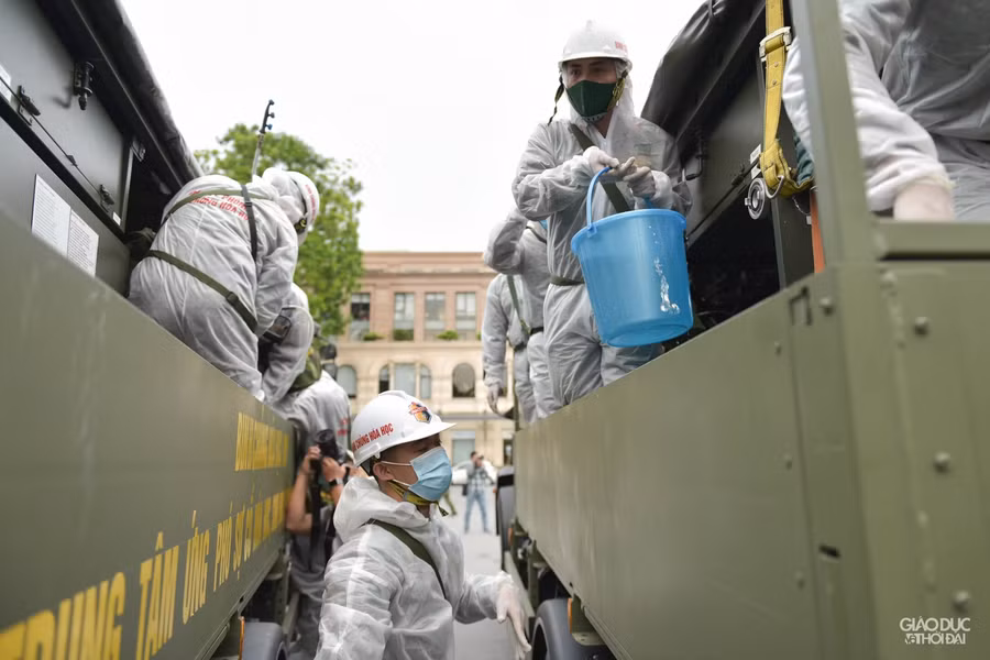 Chùm ảnh xe đặc chủng phun khử khuẩn tại nhiều tuyến phố Hà Nội ảnh 4