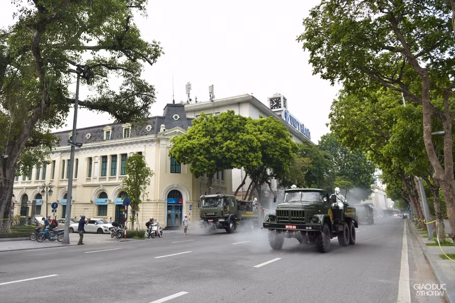 Chùm ảnh xe đặc chủng phun khử khuẩn tại nhiều tuyến phố Hà Nội ảnh 13