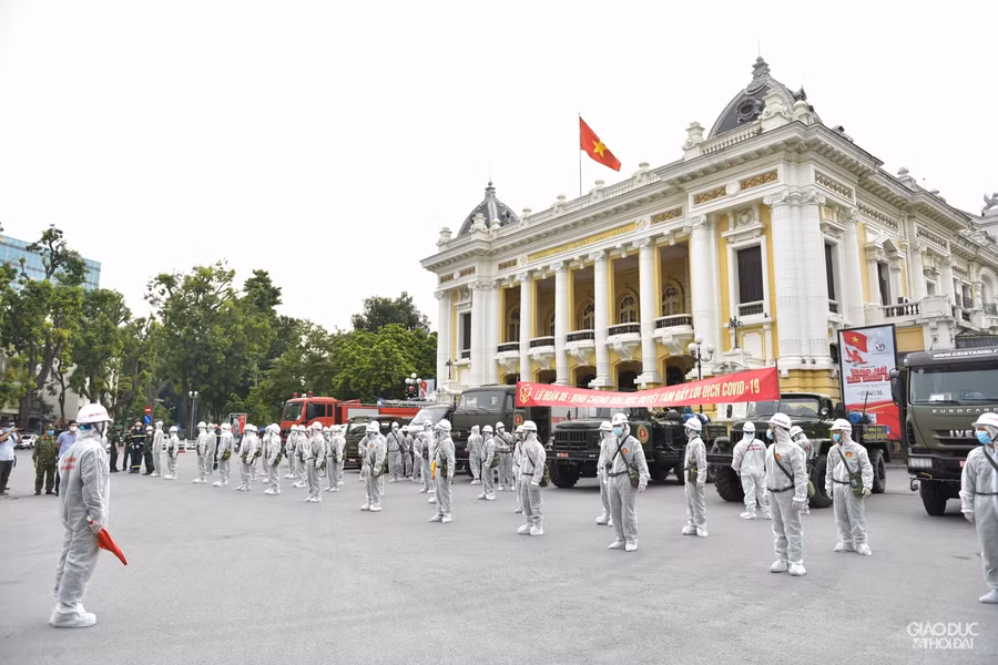 7h sáng ngày hôm nay, Binh chủng Hoá học- Bộ Tư lệnh Thủ đô đã tập trung tại khu vực Nhà hát lớn Hà Nội.