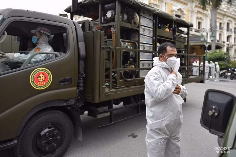 Chùm ảnh xe đặc chủng phun khử khuẩn tại nhiều tuyến phố Hà Nội ảnh 2