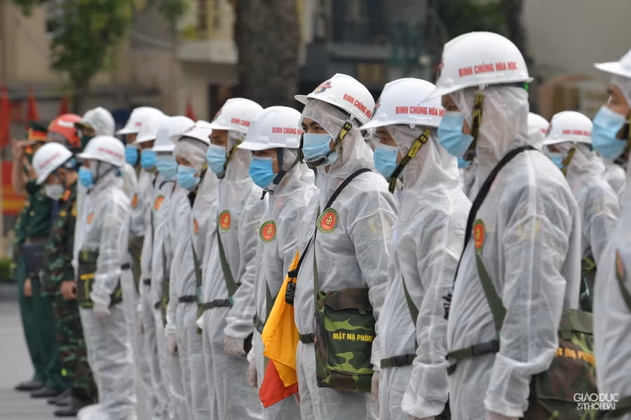 Chùm ảnh xe đặc chủng phun khử khuẩn tại nhiều tuyến phố Hà Nội ảnh 9