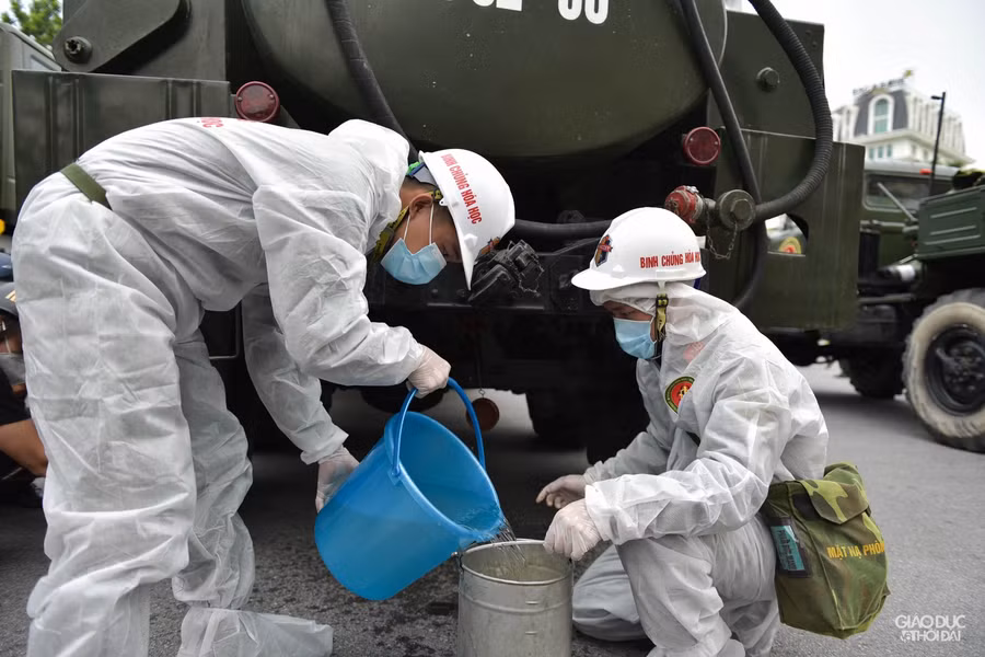 Chùm ảnh xe đặc chủng phun khử khuẩn tại nhiều tuyến phố Hà Nội ảnh 5