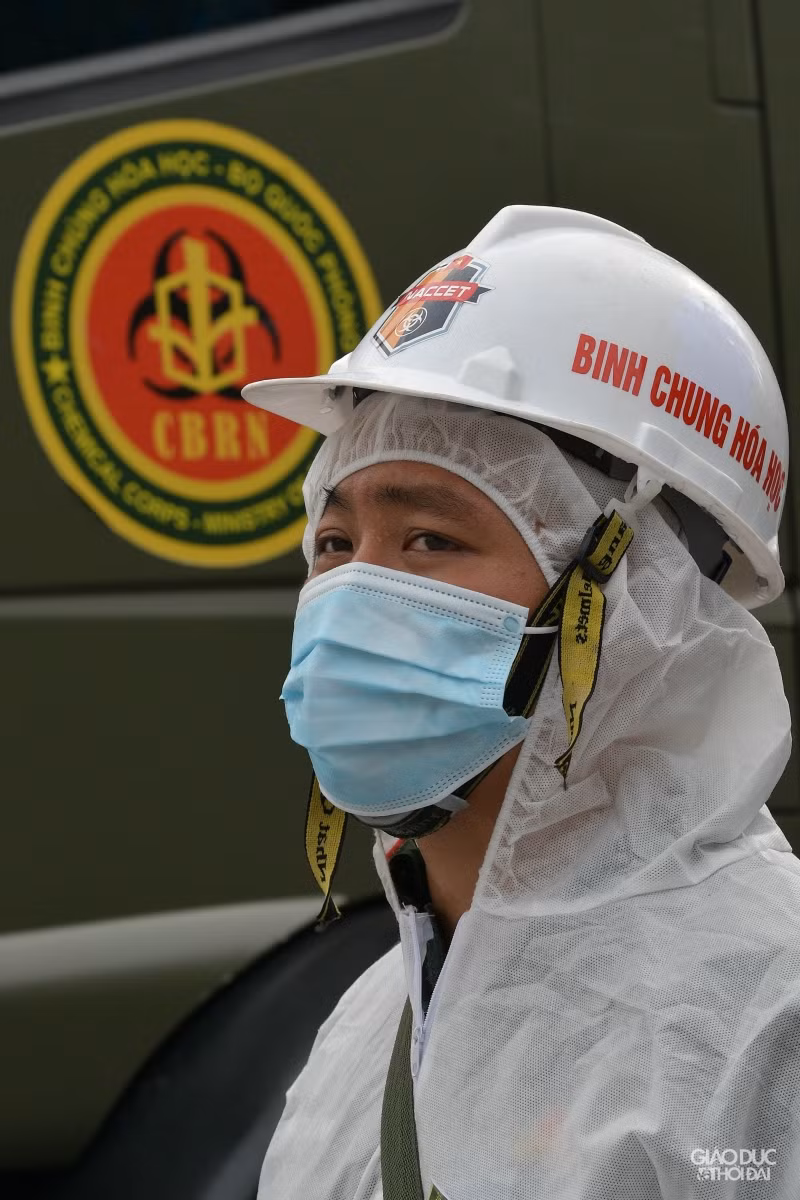 Chùm ảnh xe đặc chủng phun khử khuẩn tại nhiều tuyến phố Hà Nội ảnh 10