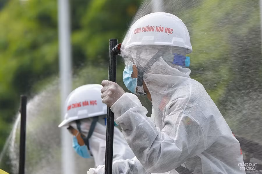 Chùm ảnh xe đặc chủng phun khử khuẩn tại nhiều tuyến phố Hà Nội ảnh 15