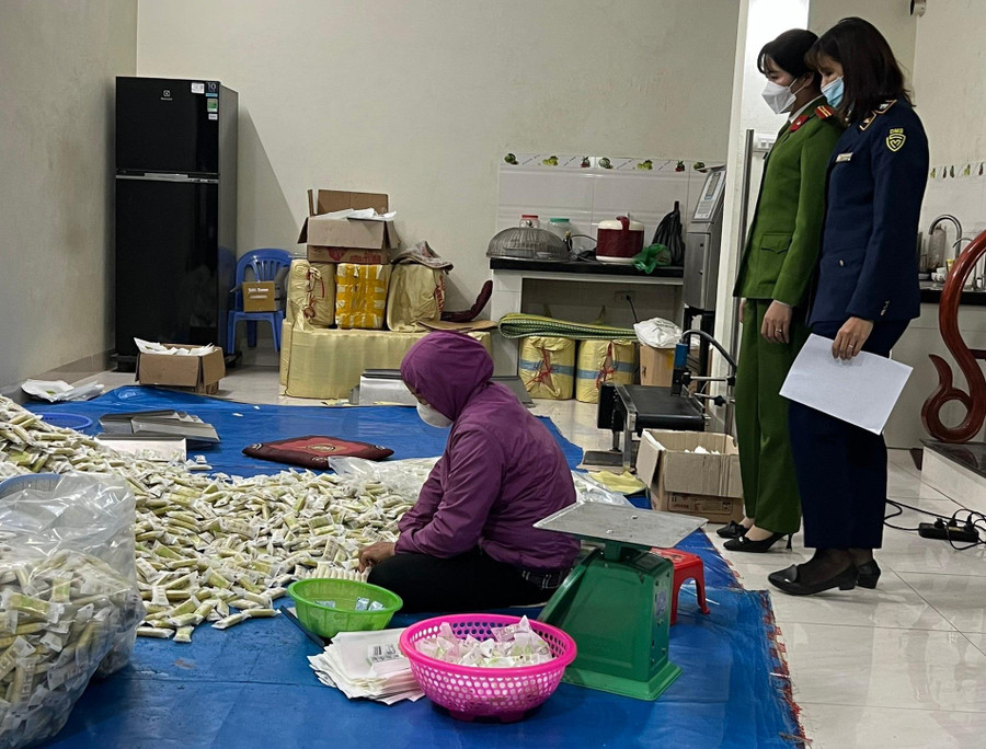 Số lượng lớn bánh gạo được phát hiện tại cơ sở sản xuất.