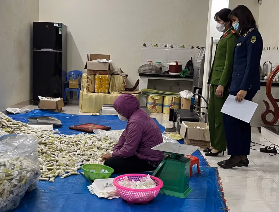 Số lượng lớn bánh gạo được phát hiện tại cơ sở sản xuất.