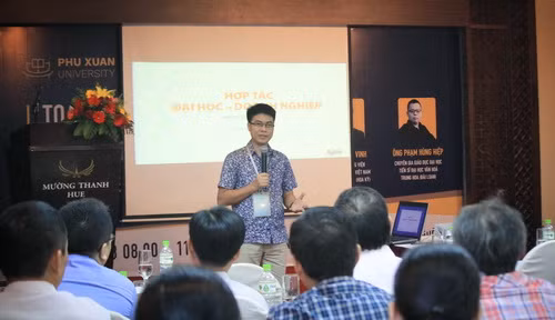 Diễn giả thuyết trình tại buổi tọa đàm