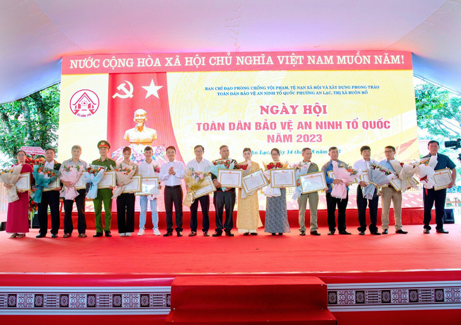 Biểu dương các tập thể, cá nhân có nhiều đóng góp cho phong trào "Toàn dân bảo vệ an ninh Tổ quốc" trên địa bàn thị xã Buôn Hồ. (Ảnh: TT) Biểu dương các tập thể, cá nhân có nhiều đóng góp cho phong trào "Toàn dân bảo vệ an ninh Tổ quốc" trên địa bàn thị xã Buôn Hồ. (Ảnh: TT)