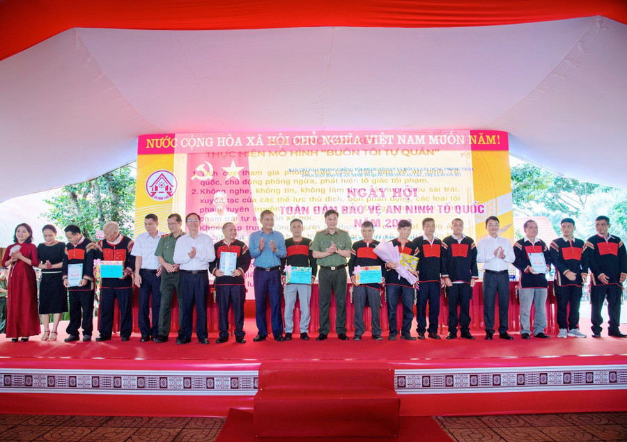Tặng quà cho các già làng, người có uy tín, gia đình khó khăn trên địa bàn phường An Lạc. (Ảnh: TT) Tặng quà cho các già làng, người có uy tín, gia đình khó khăn trên địa bàn phường An Lạc. (Ảnh: TT)