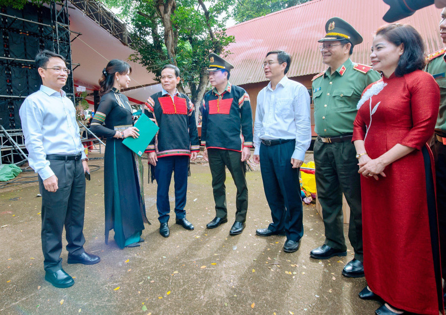 Phó Thủ tướng Trần Lưu Quang trao đổi với lãnh đạo tỉnh và thị xã Buôn Hồ. (Ảnh: TT) Phó Thủ tướng Trần Lưu Quang trao đổi với lãnh đạo tỉnh và thị xã Buôn Hồ. (Ảnh: TT)