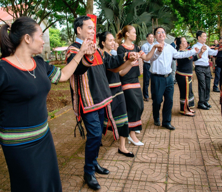 Phó Thủ tướng Trần Lưu Quang và Bí thư Tỉnh ủy Đắk Lắk Nguyễn Đình Trung, cùng lãnh đạo địa phương giao lưu văn hóa, văn nghệ với Nhân dân phường An Lạc. (Ảnh: TT) Phó Thủ tướng Trần Lưu Quang và Bí thư Tỉnh ủy Đắk Lắk Nguyễn Đình Trung, cùng lãnh đạo địa phương giao lưu văn hóa, văn nghệ với Nhân dân phường An Lạc. (Ảnh: TT)