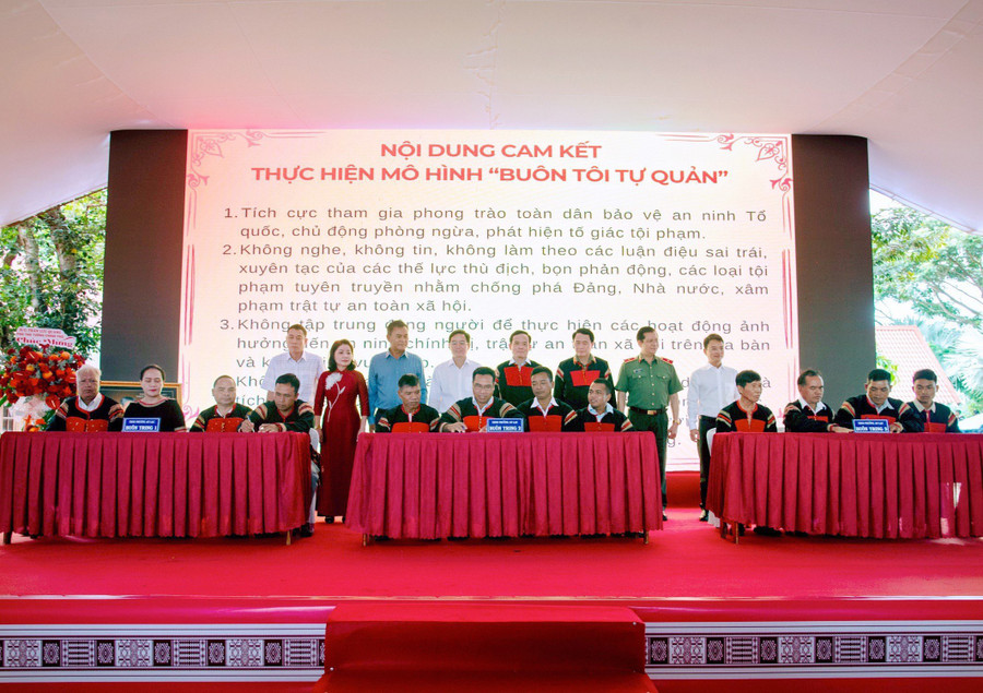 Phó Thủ tướng Trần Lưu Quang cùng lãnh đạo tỉnh Đắk Lắk, thị xã Buôn Hồ chứng kiến ký kết mô hình "Buôn tôi tự quản". (Ảnh: TT) Phó Thủ tướng Trần Lưu Quang cùng lãnh đạo tỉnh Đắk Lắk, thị xã Buôn Hồ chứng kiến ký kết mô hình "Buôn tôi tự quản". (Ảnh: TT)