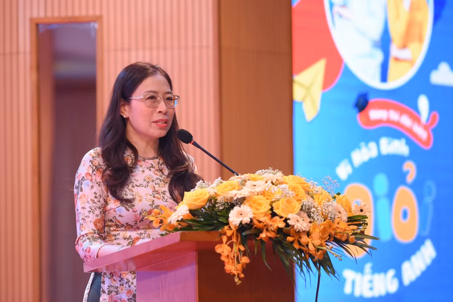 Bà Bùi Thị Kim Tuyến Giám đốc Sở Giáo dục và Đào tạo tỉnh Hòa Bình phát biểu tại buổi lễ.