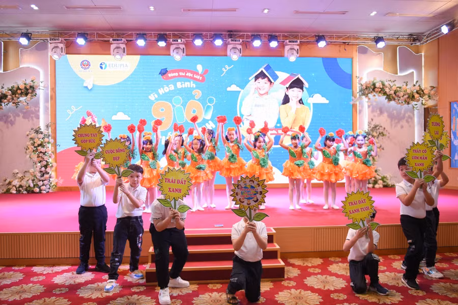 Những tiết mục văn nghệ đặc sắc của các em học sinh tiểu học.