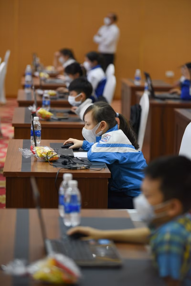 Phần thi đầu tiên gồm 30 câu hỏi trắc nghiệm về kiến thức Tiếng Anh Tiểu học kết hợp kiến thức liên môn và kiến thức xã hội giúp kiểm tra, đánh giá kỹ năng Nghe, Đọc, Viết.