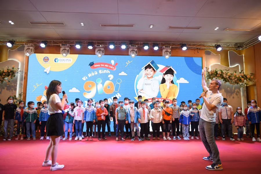 Trước khi phần thi chính thức được diễn ra, những phần khởi động sôi nổi đã tạo tâm lý thoải mái cho các bạn thí sinh.