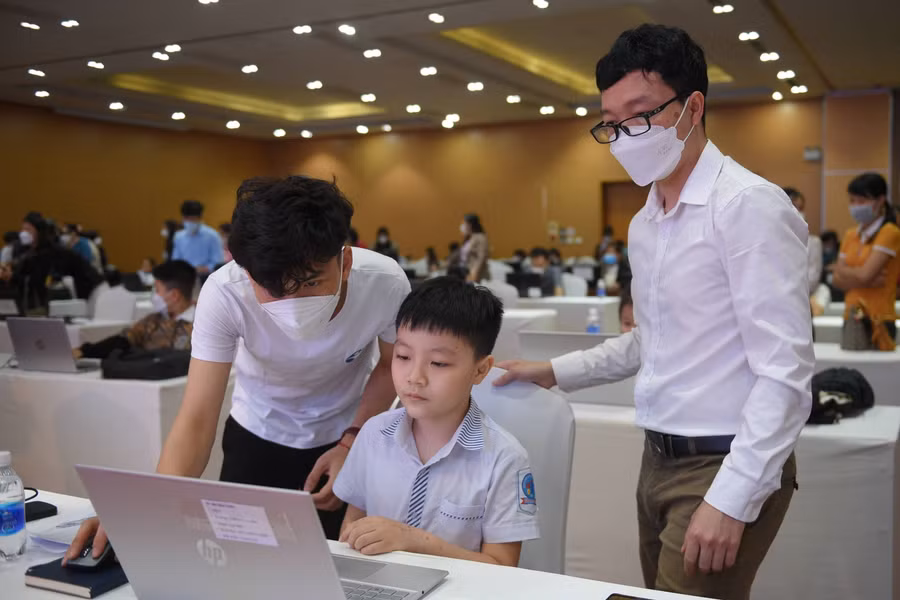 Buổi sáng ngày hôm nay 17/4, phụ huynh, giáo viên các trường đã đưa các thí sinh đến khu vực thi.