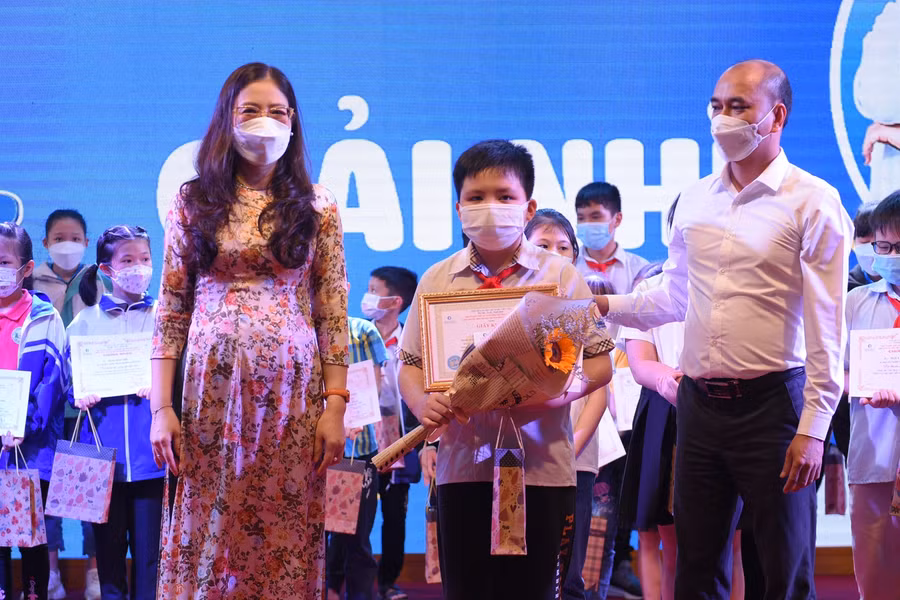 Giải Nhì: Đỗ Việt Hoàng, lớp 5, trường TH&amp;THCS Cửu Long.