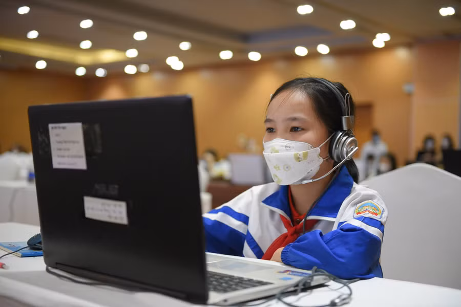 Kết thúc phần thi, Top 10 học sinh có số điểm cao nhất được tham gia phần thi Nói với giáo viên người nước ngoài.