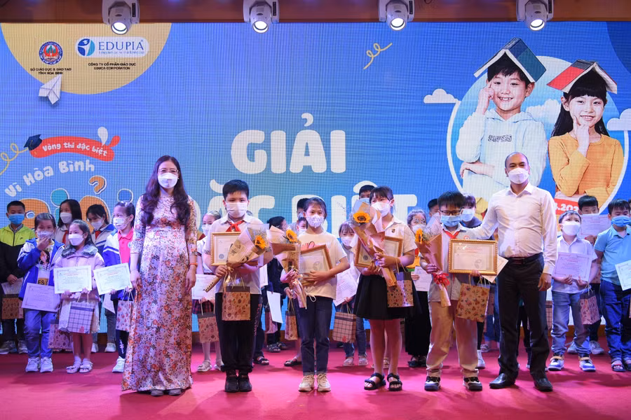 Xuất sắc vượt qua các bạn học sinh khác, đây chính là những gương mặt tiêu biểu nhất của “Vì Hòa Bình giỏi Tiếng Anh”.