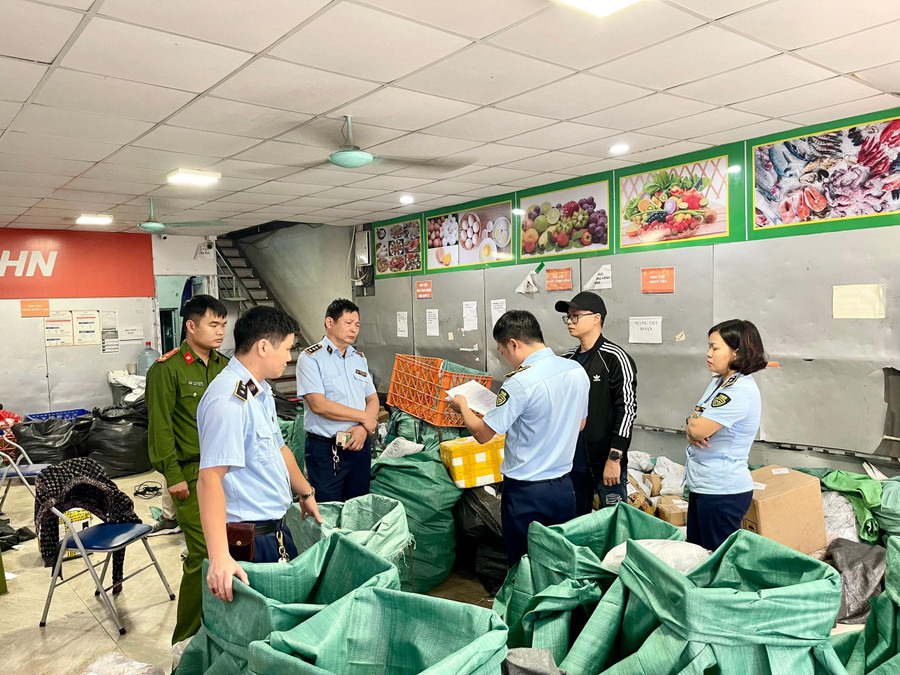 Đội QLTT số 22 phối hợp với Công an quận Bắc Từ Liêm tiến hành kiểm tra địa điểm kinh doanh tại số 19 ngõ 196 đường Phú Diễn, phường Phú Diễn, quận Bắc Từ Liêm, Hà Nội. Đội QLTT số 22 phối hợp với Công an quận Bắc Từ Liêm tiến hành kiểm tra địa điểm kinh doanh tại số 19 ngõ 196 đường Phú Diễn, phường Phú Diễn, quận Bắc Từ Liêm, Hà Nội.