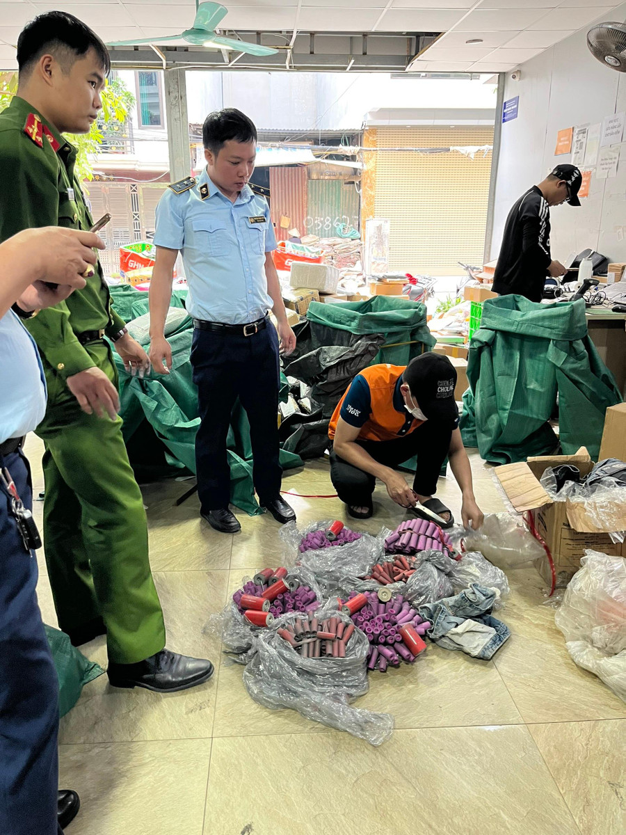 Tại thời điểm kiểm tra, đoàn kiểm tra phát hiện hơn 11 kg hàng hóa nghi vấn là pháo nổ. Tại thời điểm kiểm tra, đoàn kiểm tra phát hiện hơn 11 kg hàng hóa nghi vấn là pháo nổ.