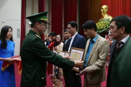 Các thầy cô giáo nhận Giấy khen của Bộ chỉ huy BĐBP tỉnh