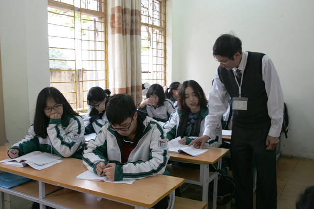 Thầy hiệu trưởng Lưu Hải Tiền tư vấn cho học sinh